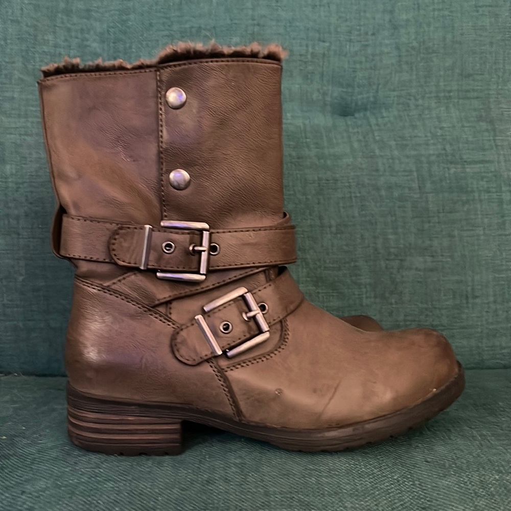 Cute taupe mid calf boots manmade material size 7.5